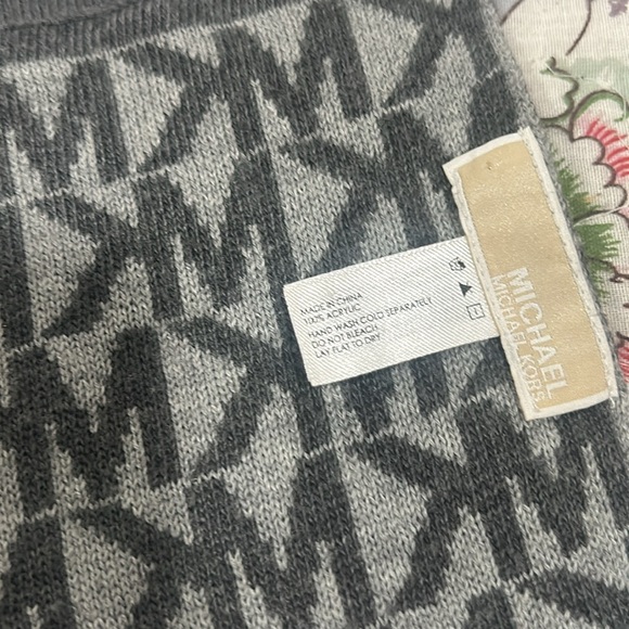 Michael Kors scarf women, gray MK pattern - Picture 4 of 4